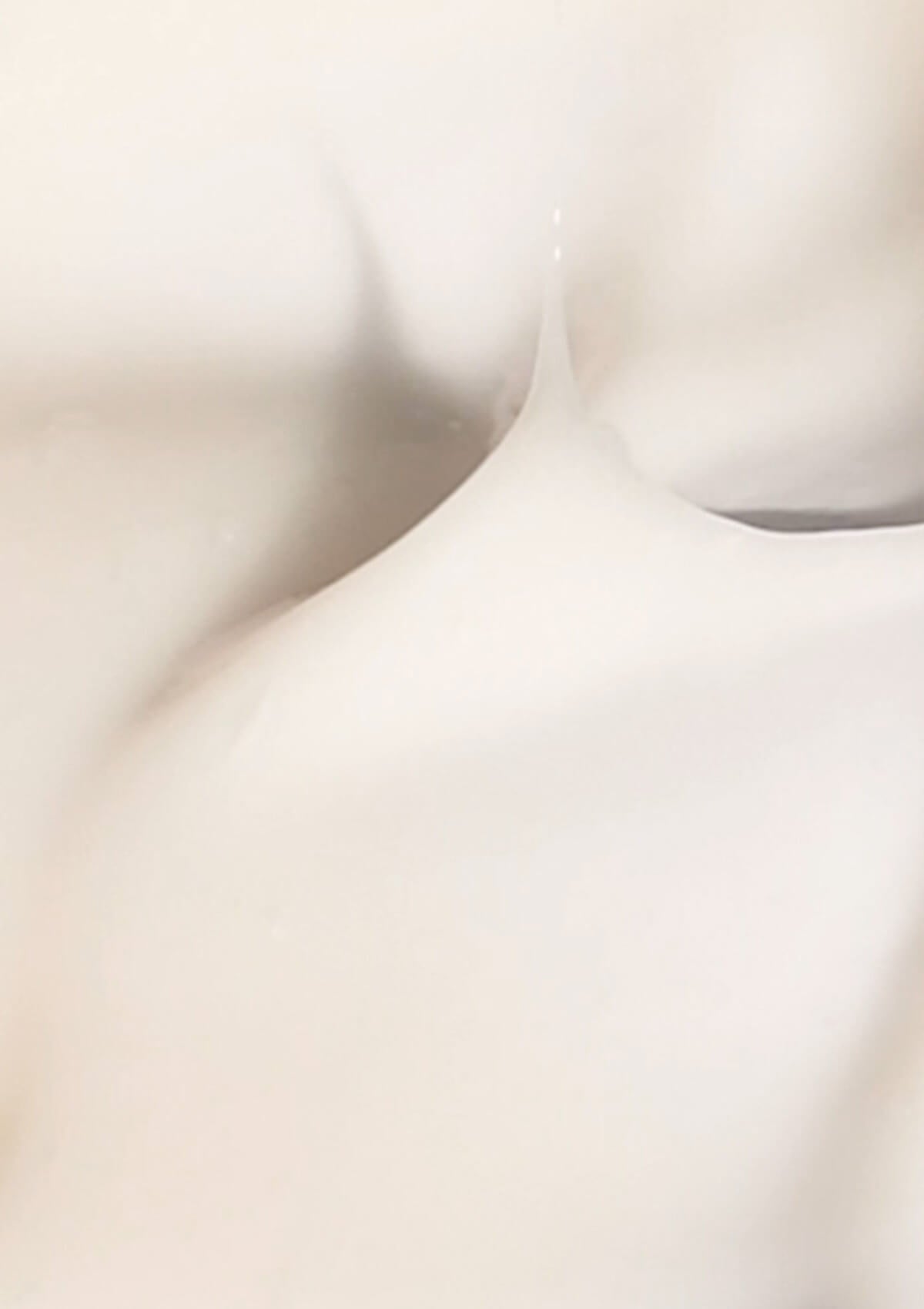 weiße Textur des Active Brightening Serums