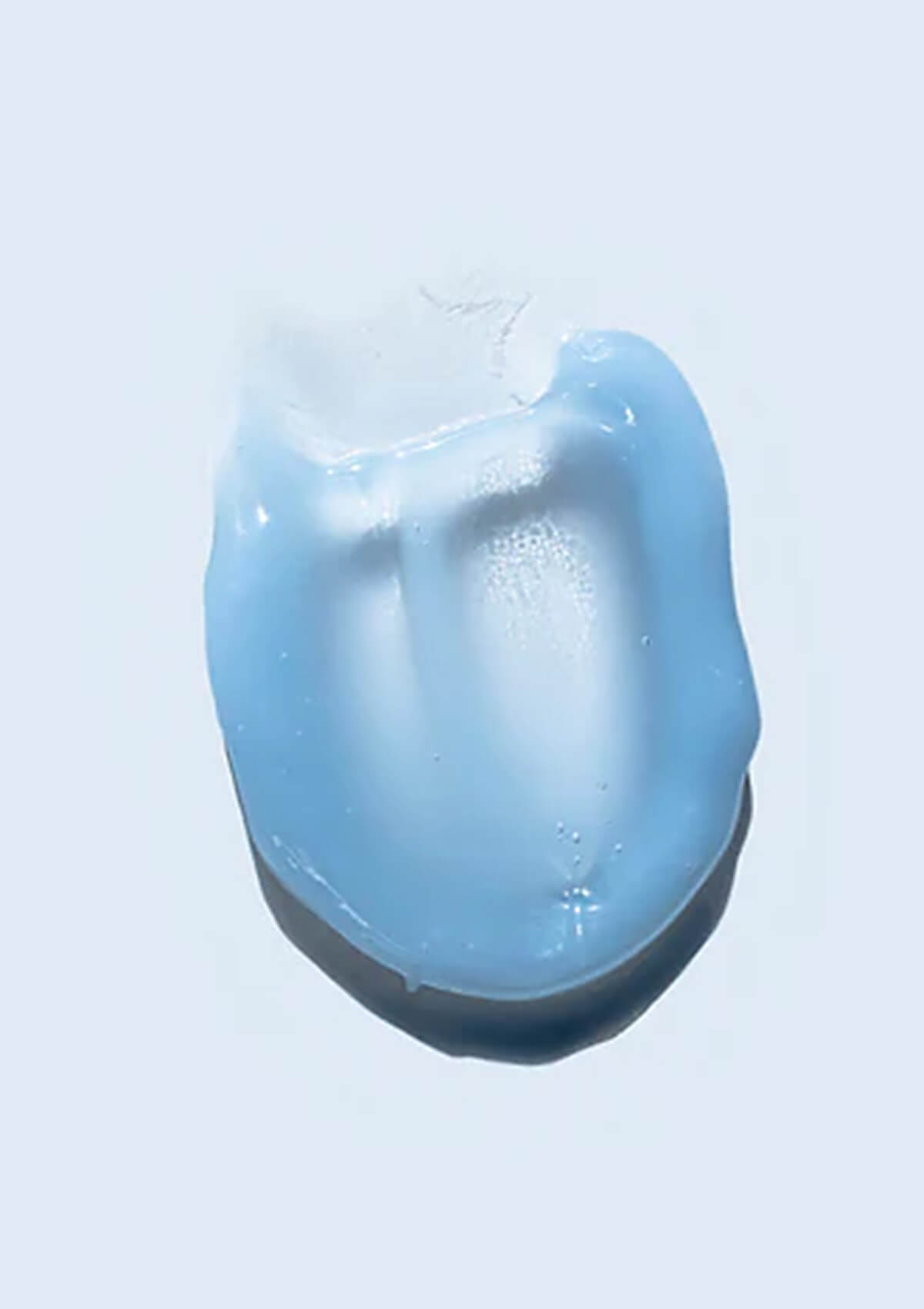 Ein Klecks der blauen Aqua Gel Mask auf weißem Untergrund