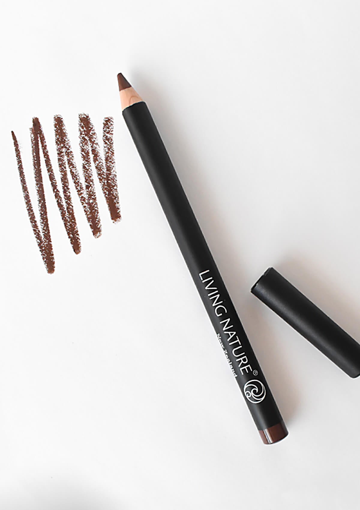 Augenkonturenstift in braun mit danebenliegendem Deckel. Daneben sind ein paar Striche in braun aufgezeichnet