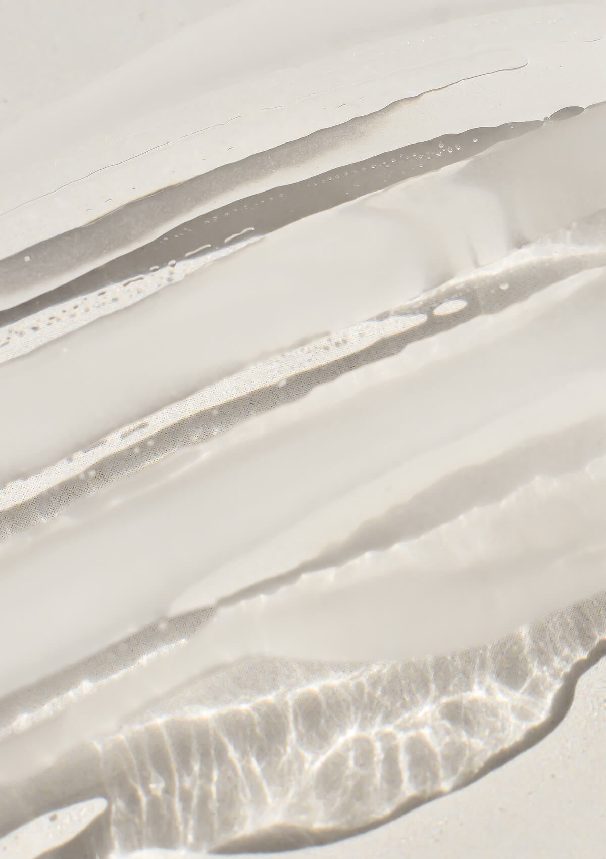 durchsichtige Textur des Hydrating Toning Gels auf weißem Hintergrund