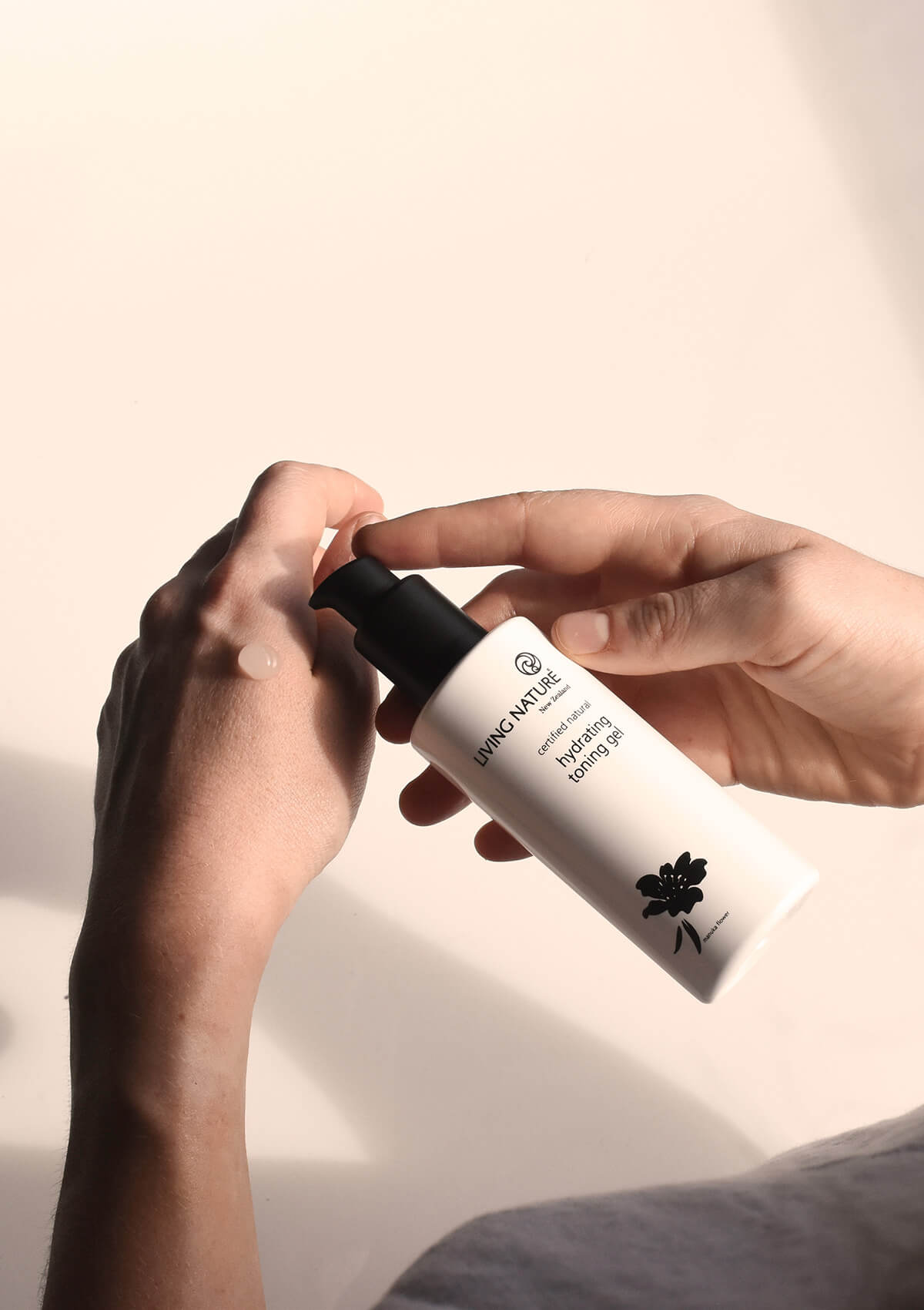 Hand hält den Spender des Hydrating Toning Gels, auf der anderen Hand sieht man einen Klecks des Gels