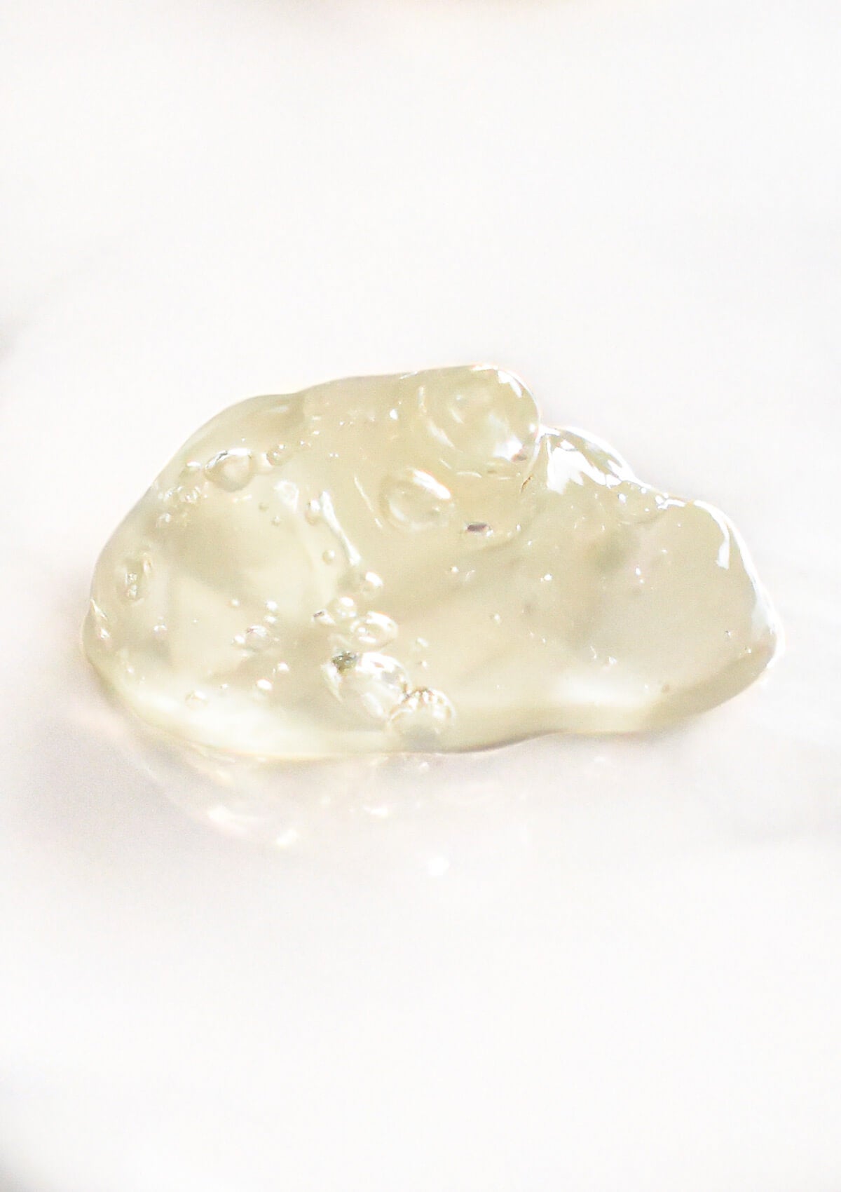 durchsichtigeTextur des Reinigungsgels auf weißem Untergrund