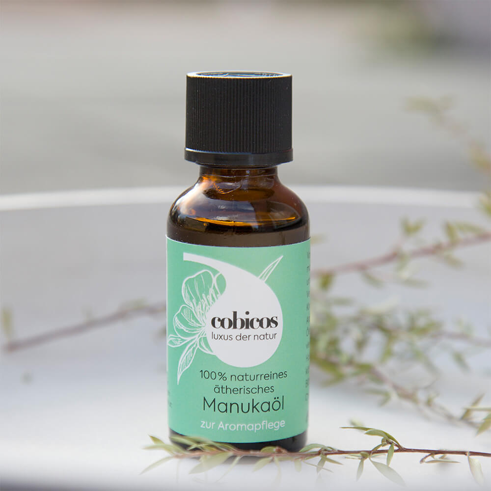 cobicos 100% reines ätherisches Manukaöl in brauner Glasflasche 10ml mit Kinder-Sicherheits-Schraubdeckel und einigen Manukablättern