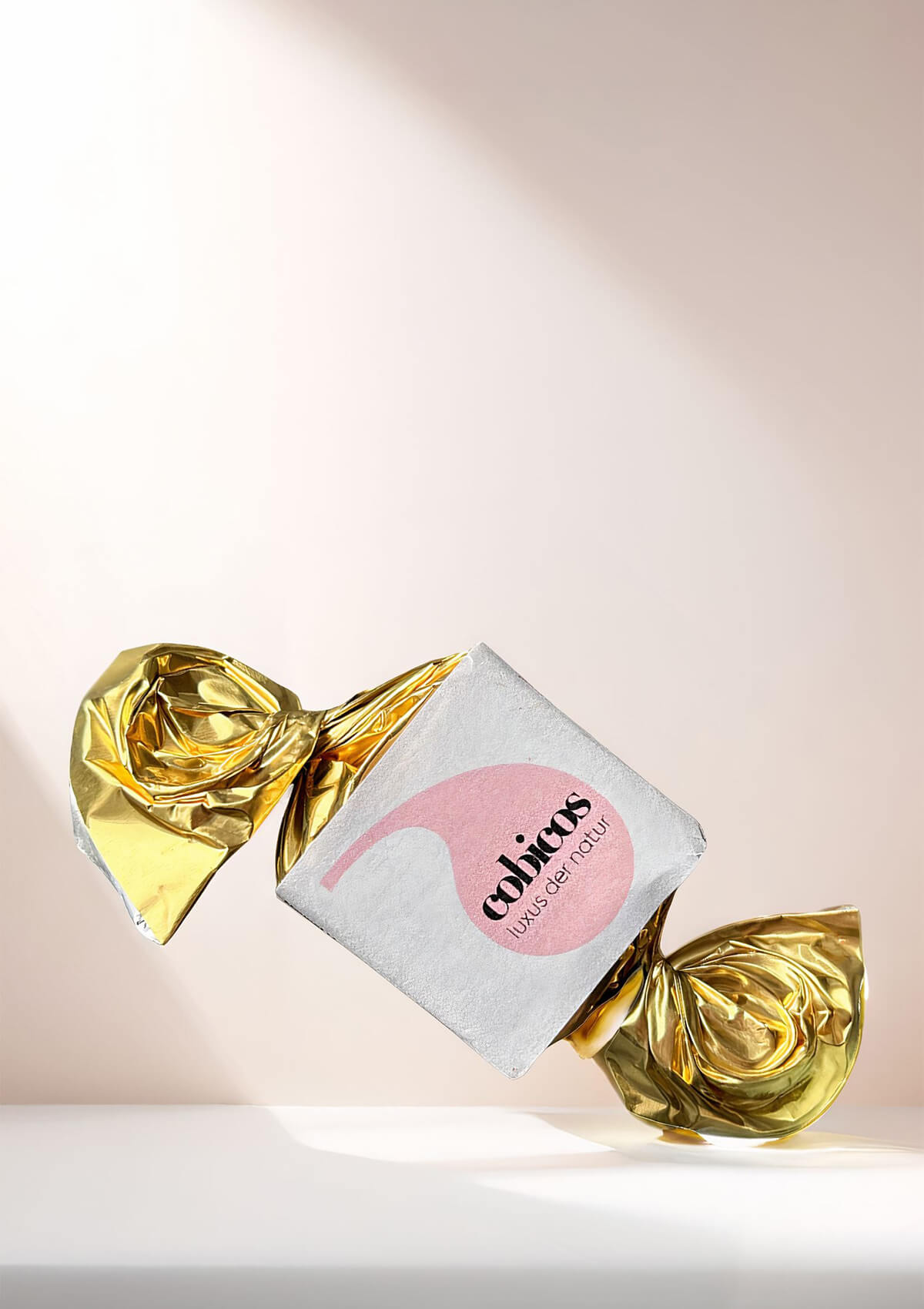 cobicos Bio Nougat Busserl in goldenem Papier